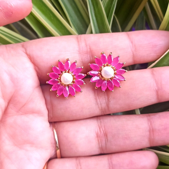 Very pretty ruby pearl gold platted stud earrings - Picture 3 of 5